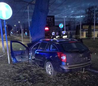 Bardzo groźny wypadek w Brzeszczach. Samochód z 4-osobową rodziną uderzył w drzewo