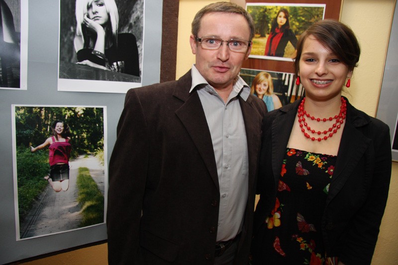 Joasia z tatą przy jego ulubionej fotografii (u dołu z lewej)