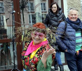 Legnica: Seniorzy radośnie Przywitali Wiosnę z kwiatowym podarunkiem, zdjęcia
