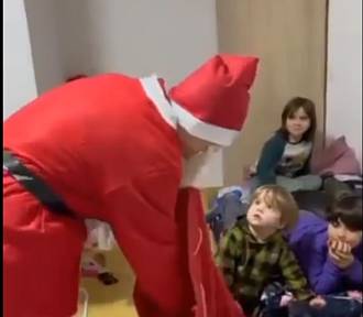  Mikołaj pamiętał o dzieciach z Ukrainy! Maluchy z hotelu na Tuwima dostały paczki