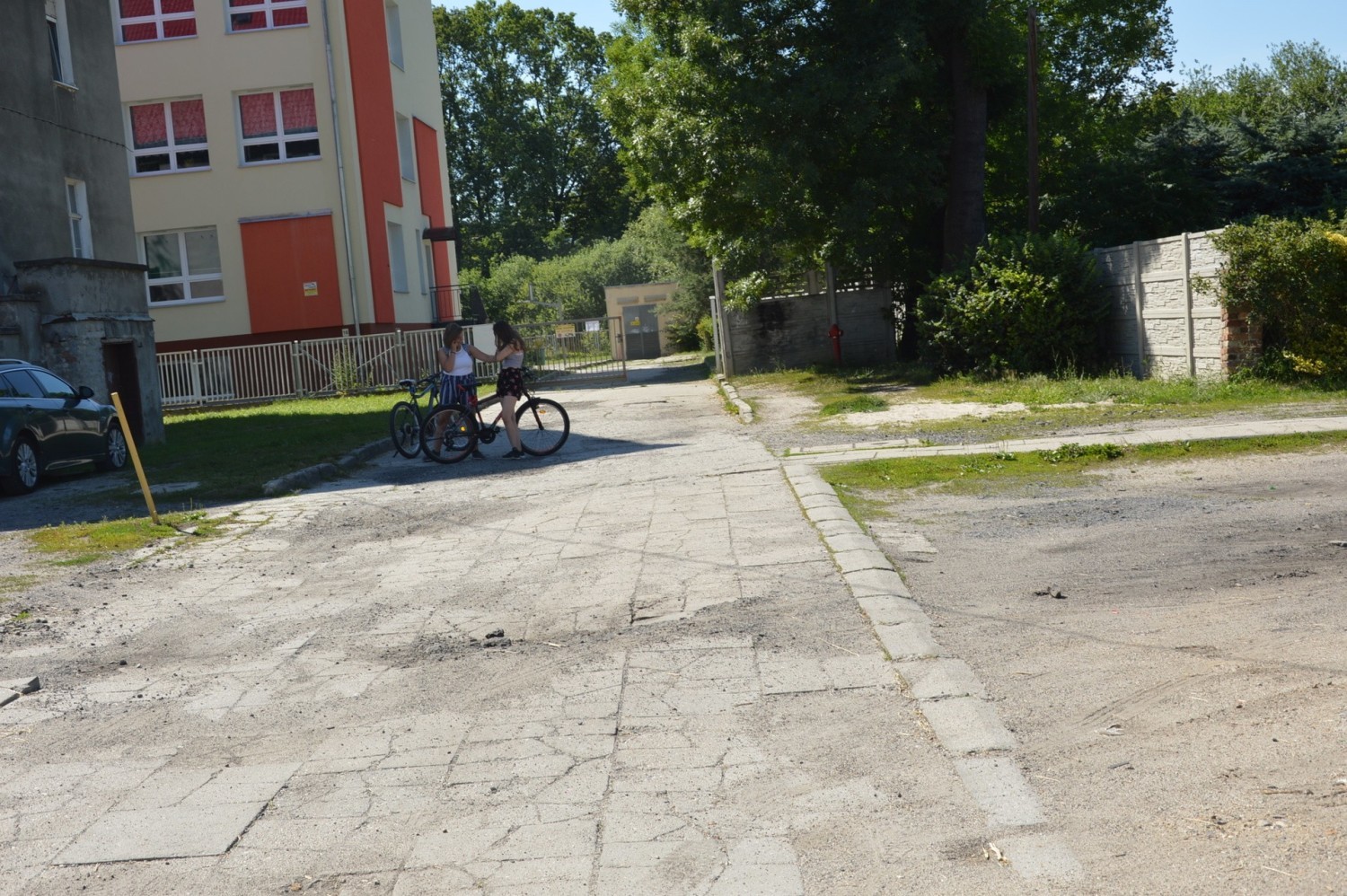 Tak wygląda wewnętrzna droga dojazdowa do Szkoły Podstawowej w żarskich Kunicach