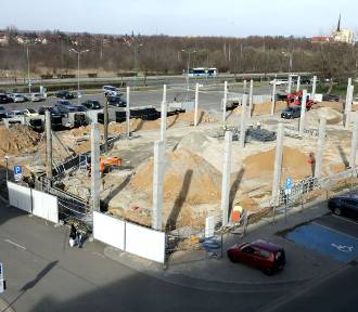 Powstaje nowe centrum handlowo - usługowe na osiedlu Piekary w Legnicy, zdjęcia