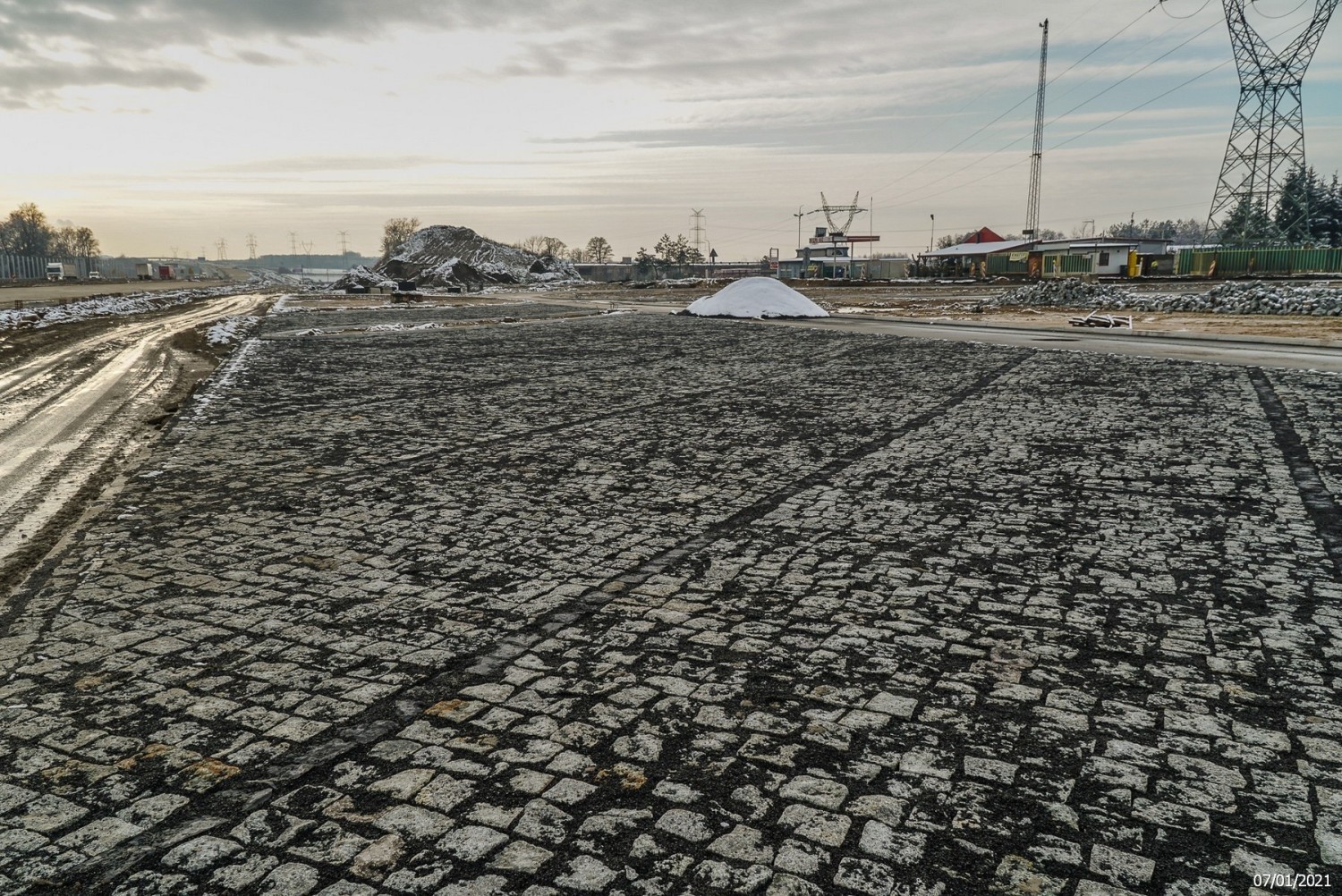 MOP Stobiecko Szlacheckie Zachód w budowieMOP-y, w swojej podstawowej wersji (parking, toalety, miejsca do odpoczynku, plac zabaw) są integralną częścią autostrady
