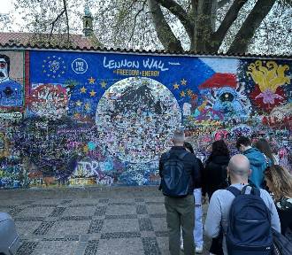 Ściana Johna Lennona w Pradze. Ciągle zmieniające się graffiti z nośnymi hasłami 