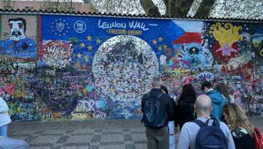 Ściana Johna Lennona w Pradze. Ciągle zmieniające się graffiti z nośnymi hasłami 