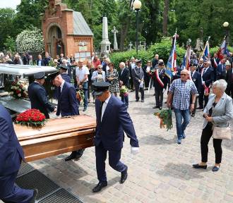 Na Cmentarzu Rakowickim Krzysztofa Radwana żegnały tłumy i... samoloty