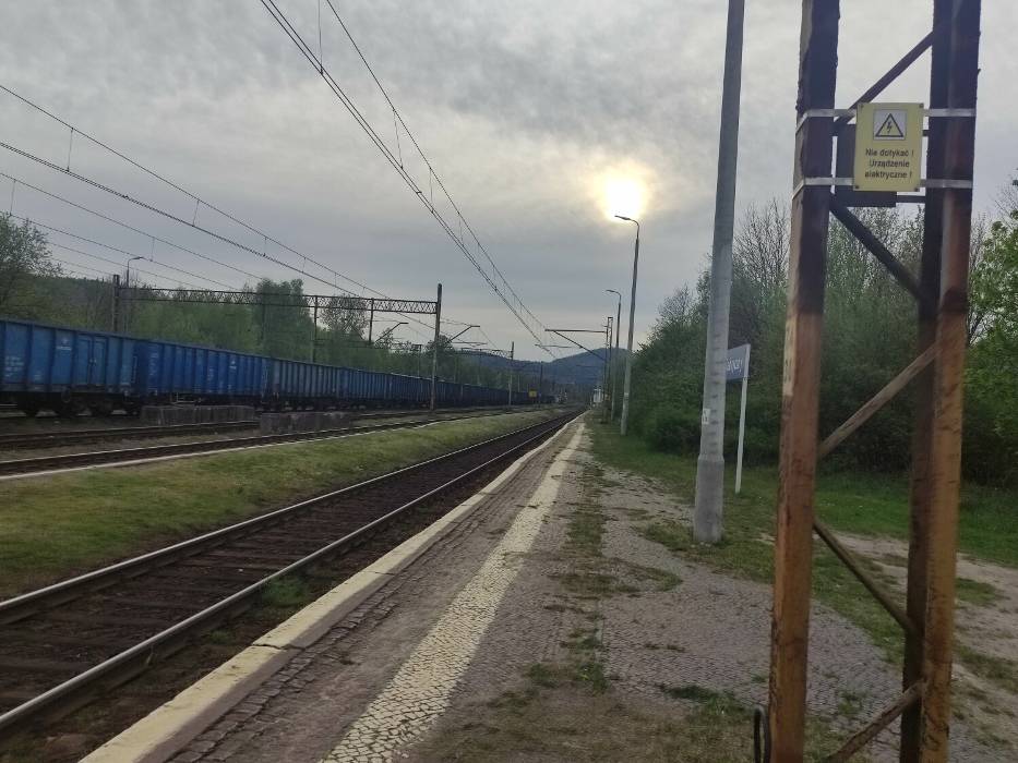 Zapomniany dworzec kolejowy na trasie Wrocław - Jelenia Góra. Więcej tu pociągów niż pasażerów - zdjęcia