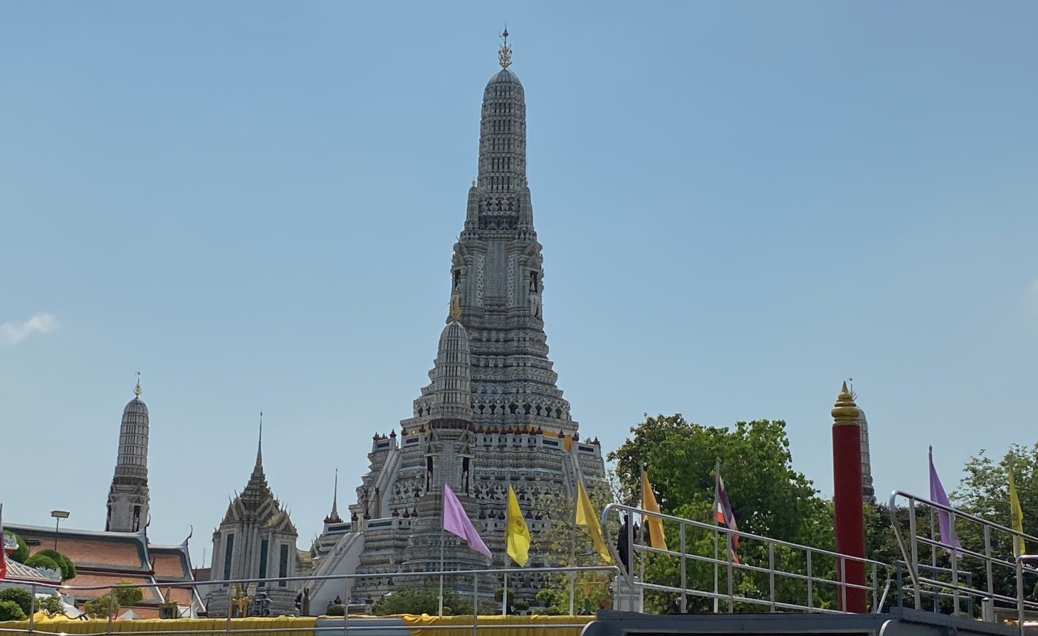 Świątynia Świtu Za największy symbol miasta uważana jest świątynia Wat Arun czyli Świątynia Świtu