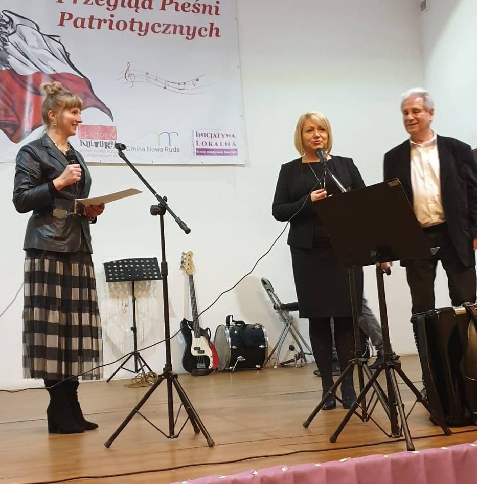 Patriotyczne śpiewanie w Sali Myśliwskiej w Woliborzu