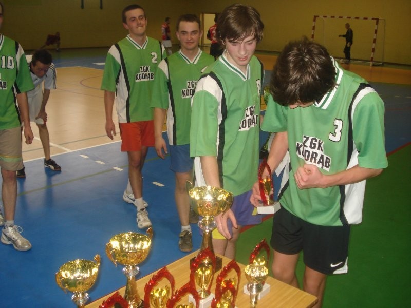 Zawodnicy Kodręba odbierają nagrody za zwycięstwo w siatkarskiej lidze