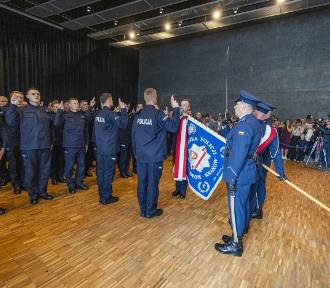 Ślubowanie policjantów w Krakowie. Mamy 77 nowych funkcjonariuszy