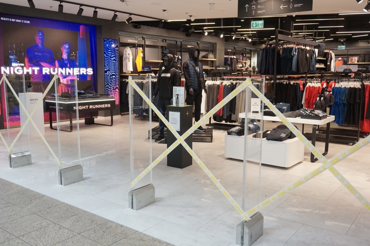 W poniedziałek (4 maja rano) pierwsi klienci ustawili się przed galeriami handlowymi jeszcze przed ich otwarciem