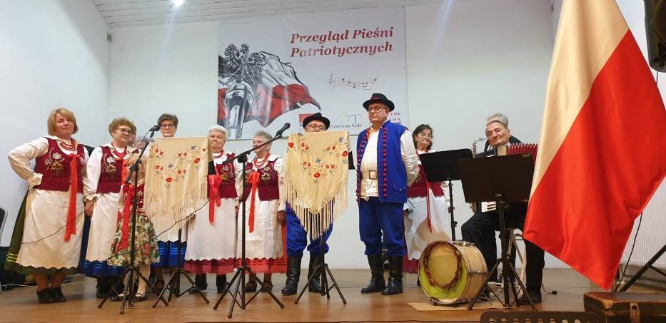 Patriotyczne śpiewanie w Sali Myśliwskiej w Woliborzu