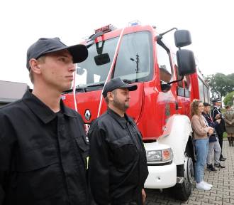 W powiecie gliwicki Ochotnicza Straż Pożarna Dąbrówka otrzymała wóz strażacki
