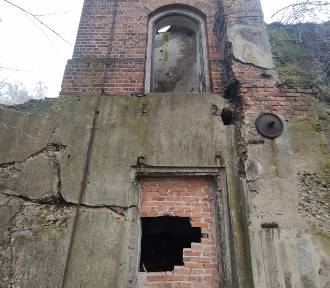 Ładny skwer pod Wałbrzychem, a przy nim tajemnicza ruina. To mury z historią! - foto