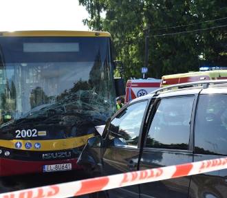 Samochód osobowy zderzył się czołowo z Autobusem MPK Łódź. Są ranni!