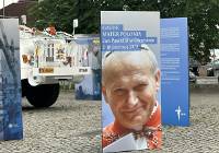 Na placu Daszyńskiego otwarto wystawę poświęconą pierwszej pielgrzymce Jana Pawła II 