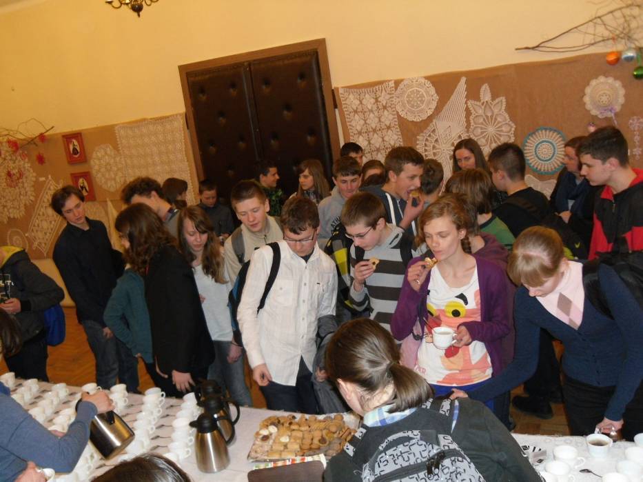 Zdobytą wiedzę uczniowie mogli utrwalić w dyskusjach przy herbacie