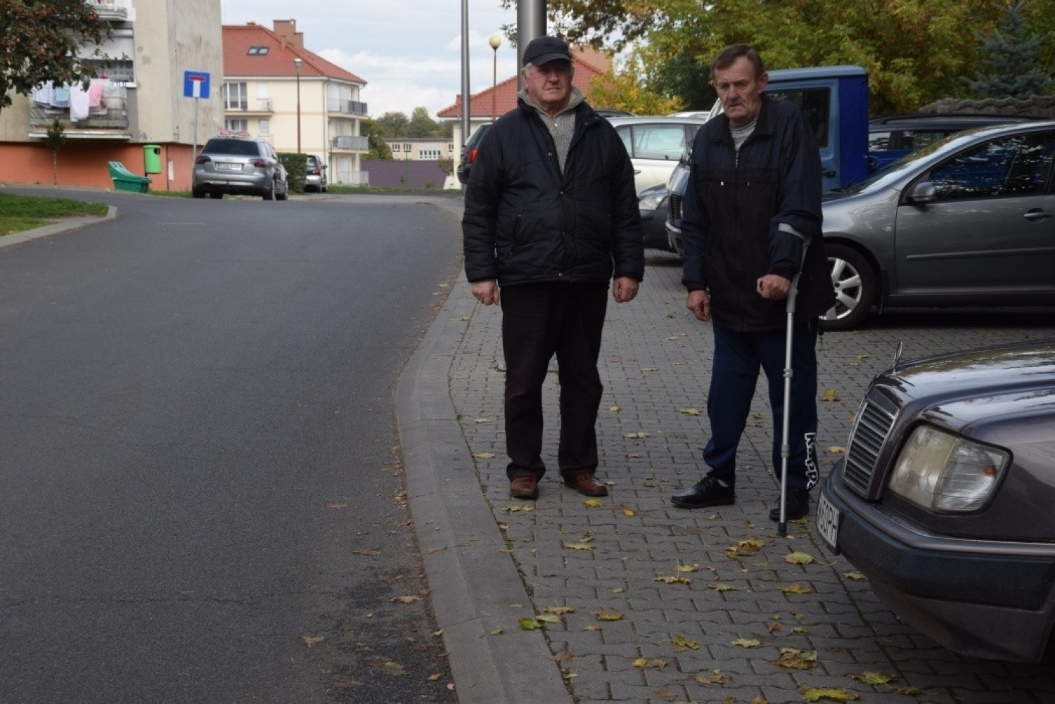 Mieczysław Głowacki przyznaje, że nie zdąża przejść przez jezdnię kiedy nadjeżdża samochód