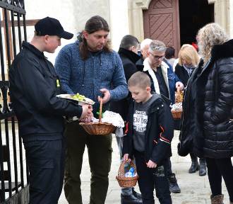 Kobylanka. Parafianie podtrzymują tradycję dzielenia się święconką ze strażakami
