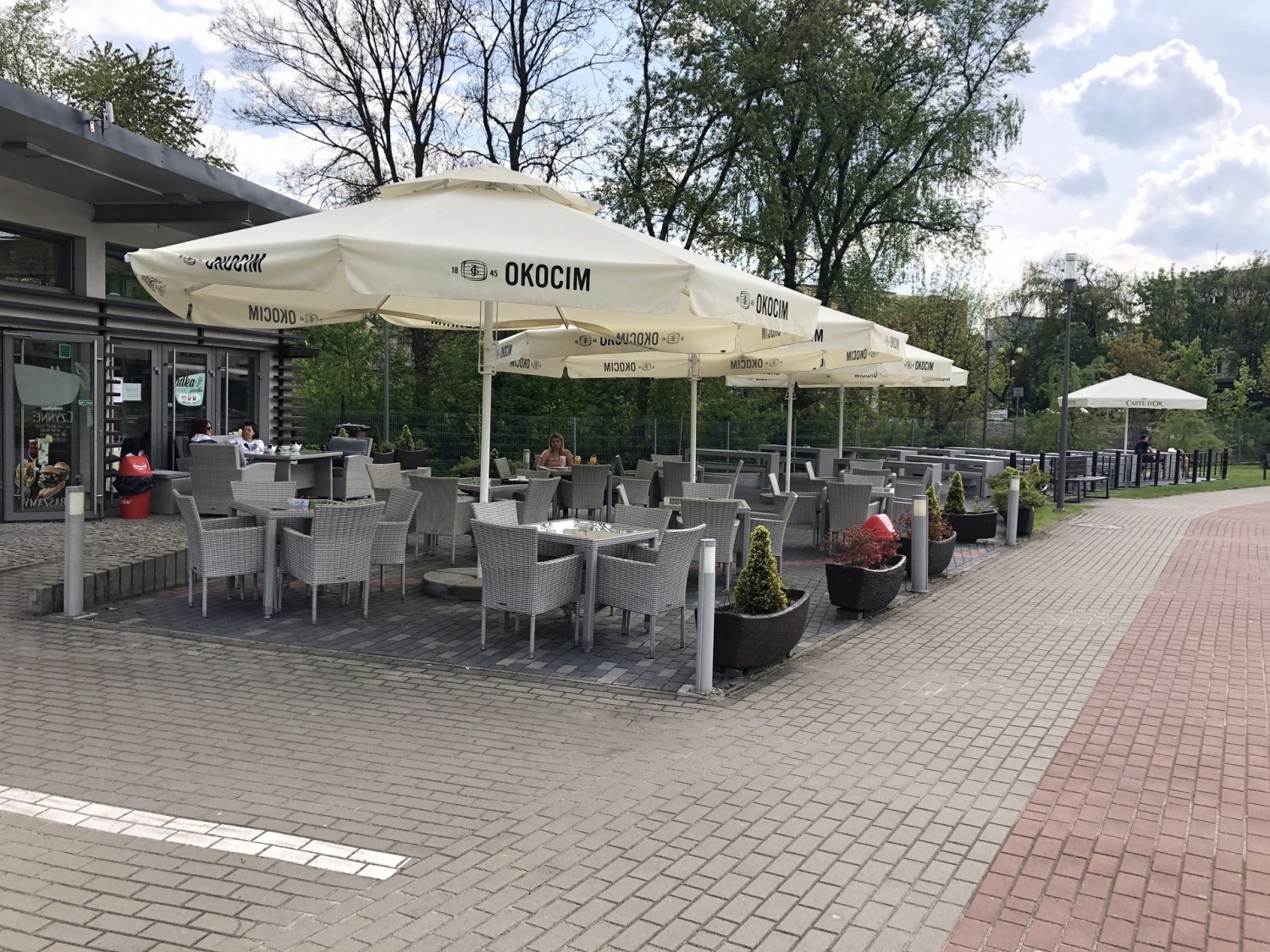 Ogródki przy lokalach otwarte w Jędrzejowie, ale tłumów nie było FOTO