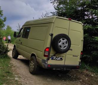 Ciężarówką i autami terenowymi wjechali na Turbacz. To zmora normalnych turystów FILM
