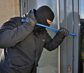 Mieszkańcy ostrzegają się przed włamywaczami, a policja w Lesznie apeluje o czujność 