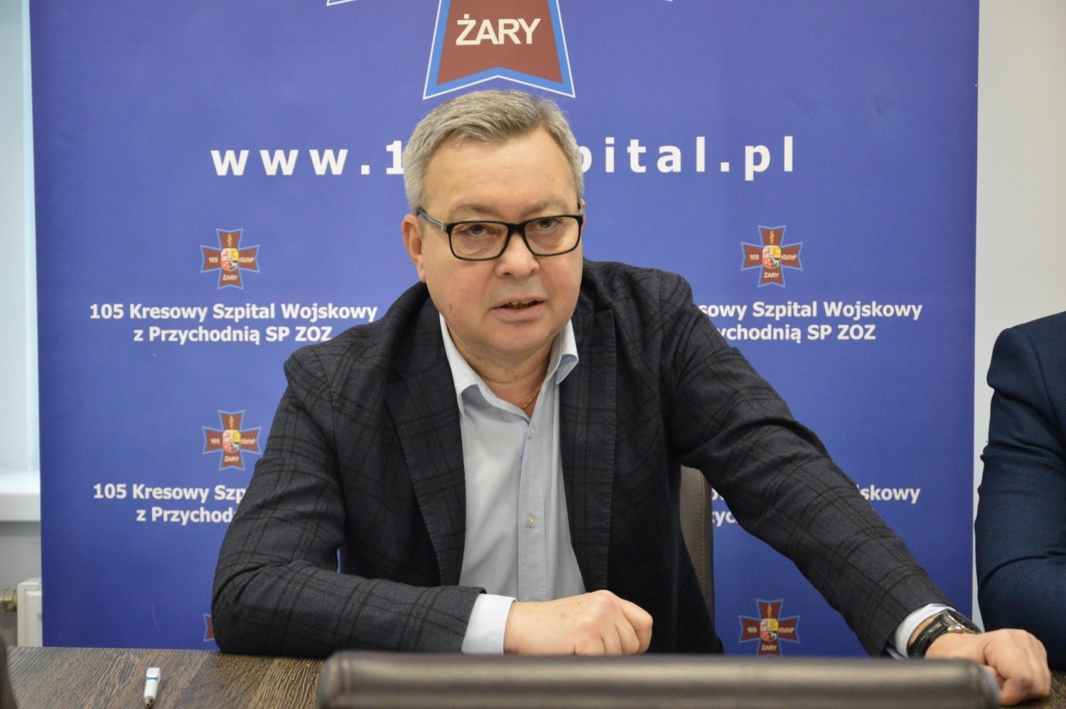 Czy mi przykro? Może tylko z powodu tego,że z wieloma ludźmi bardzo się zżyłem