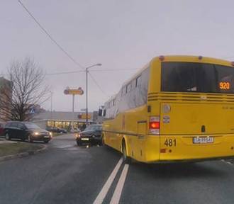 Zderzenie autobusu z samochodem osobowym w Katowicach. Dwie osoby ucierpiały