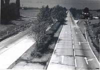 Betonowa autostrada, stare zajazdy, samochody z innej epoki. Oto historia motoryzacji