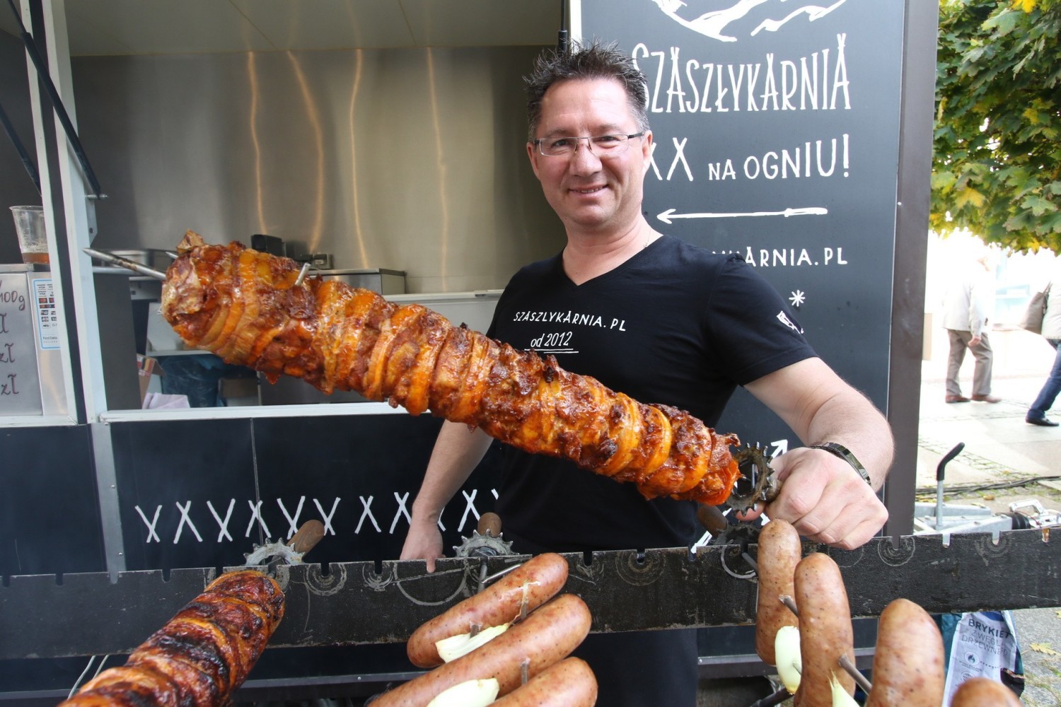 Mózg cielęcy i przepona wołowa na kieleckiej Sienkiewce. Zobacz, co można zjeść w food truckach (WIDEO, zdjęcia)