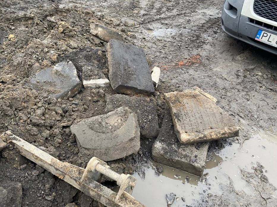 Żydowskie nagrobki odkryte na placu budowy w Lesznie