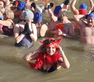 Walentynkowy zlot morsów z Podkarpacia. W Wisłoku kąpało się 200 osób [ZDJĘCIA]