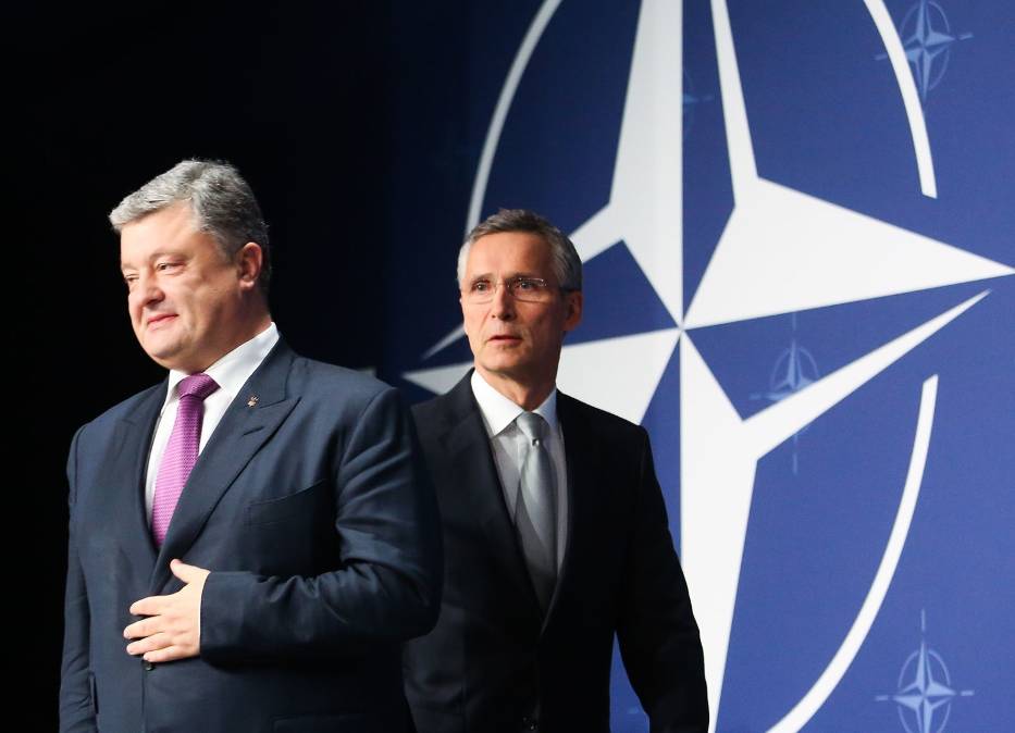 Prezydent Ukrainy Petro Poroszenko i sekretarz generalny NATO Jens Stoltenberg podczas szczytu Sojuszu w Warszawie
