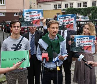 Gorąco na konferencji posła Sterczewskiego. "To jest plucie na Polski mundur"