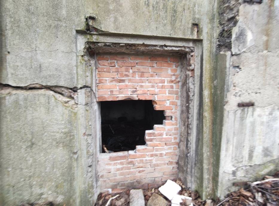 Ładny skwer w Gorcach pod Wałbrzychem, a przy nim tajemnicza ruina. To mury z historią! - zdjęcia