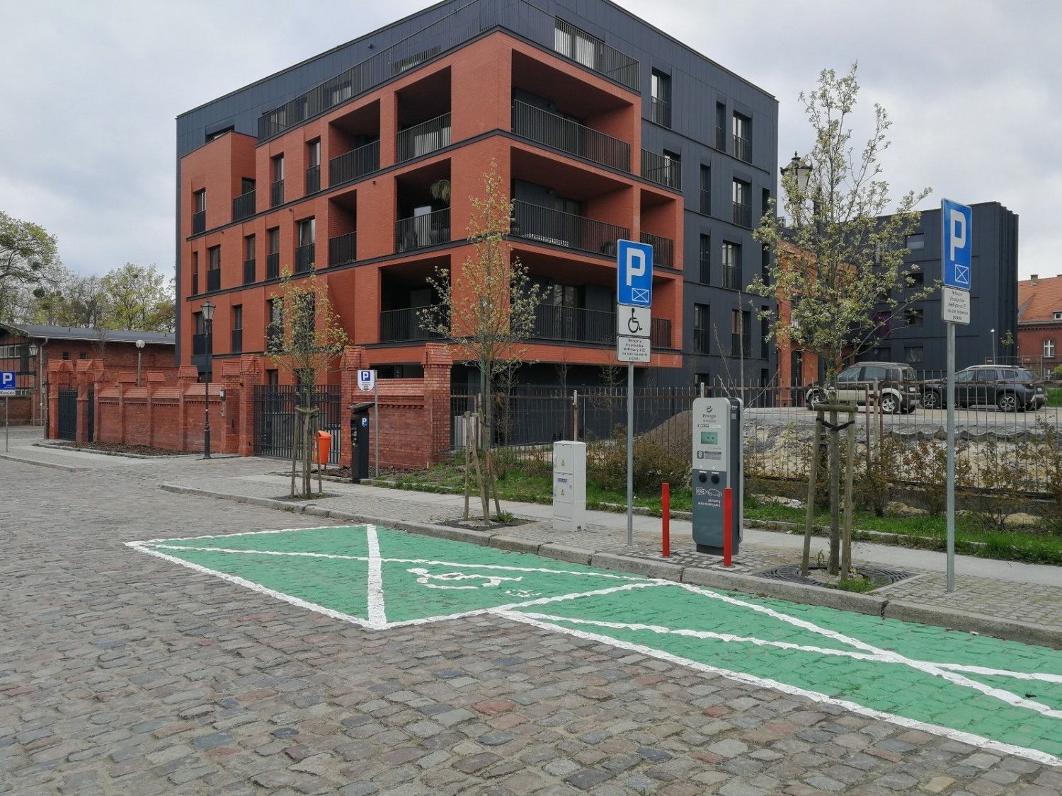 Liczba samochodów elektrycznych w całej Polsce, również w Toruniu, systematycznie wzrasta, miasto inwestuje więc w stacje ładowania aut elektrycznych