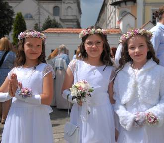 Komunie w Piotrkowie 2024: komunia święta w kościele farnym pw. św. Jakuba ZDJĘCIA
