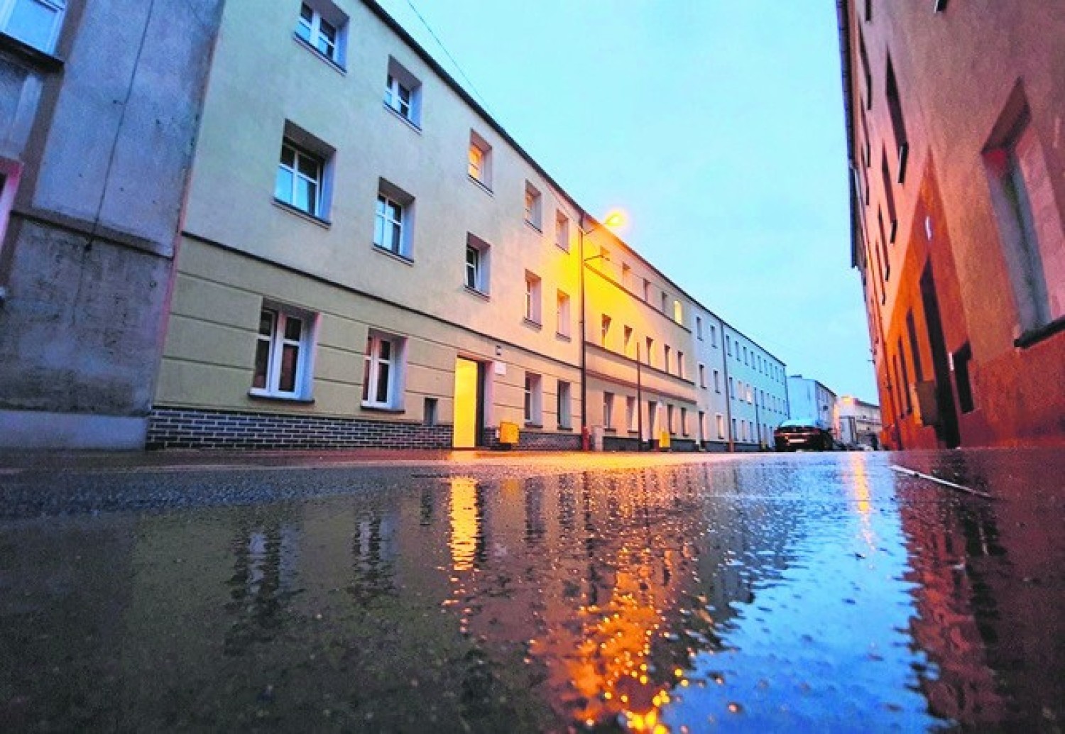 W rewitalizowanych kamienicach na Długiej trwa zamiana pieców węglowych na ciepło sieciowe