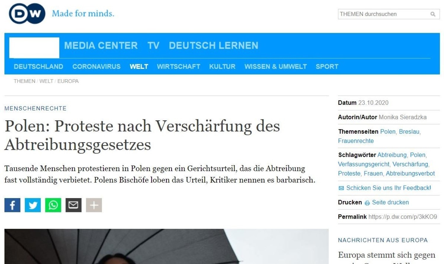 Deutche Welle podkreśla, że wyrok Trybunału Konstytucyjnego chwalą polscy biskupi, a jednym z najbardziej zagorzałych przeciwników aborcji w obozie rządowym jest Jarosław Kaczyński, który uważa, że dzieci niepełnosprawne powinny się rodzić, ponieważ należy je ochrzcić, pochować i dać im imię
