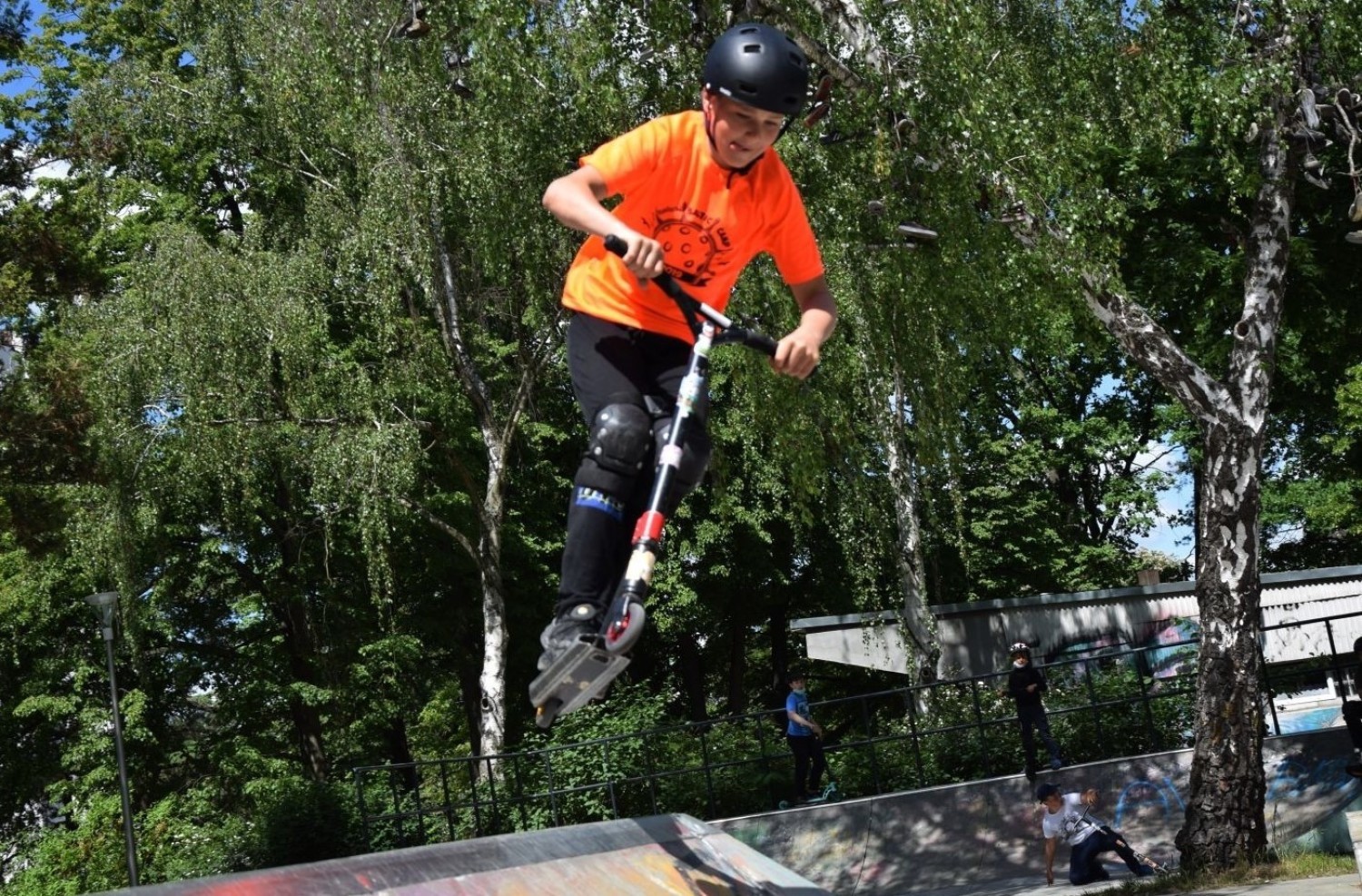 Damian, Milan i Bartek cieszą się, że po dłuższej przerwie znów mogą wrócić do swojej pasji - jazdy na hulajnogach w skate parku w Zielonej Górze