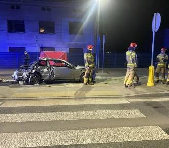 Śmiertelny wypadek w Pabianicach. BMW roztrzaskało się na słupie!