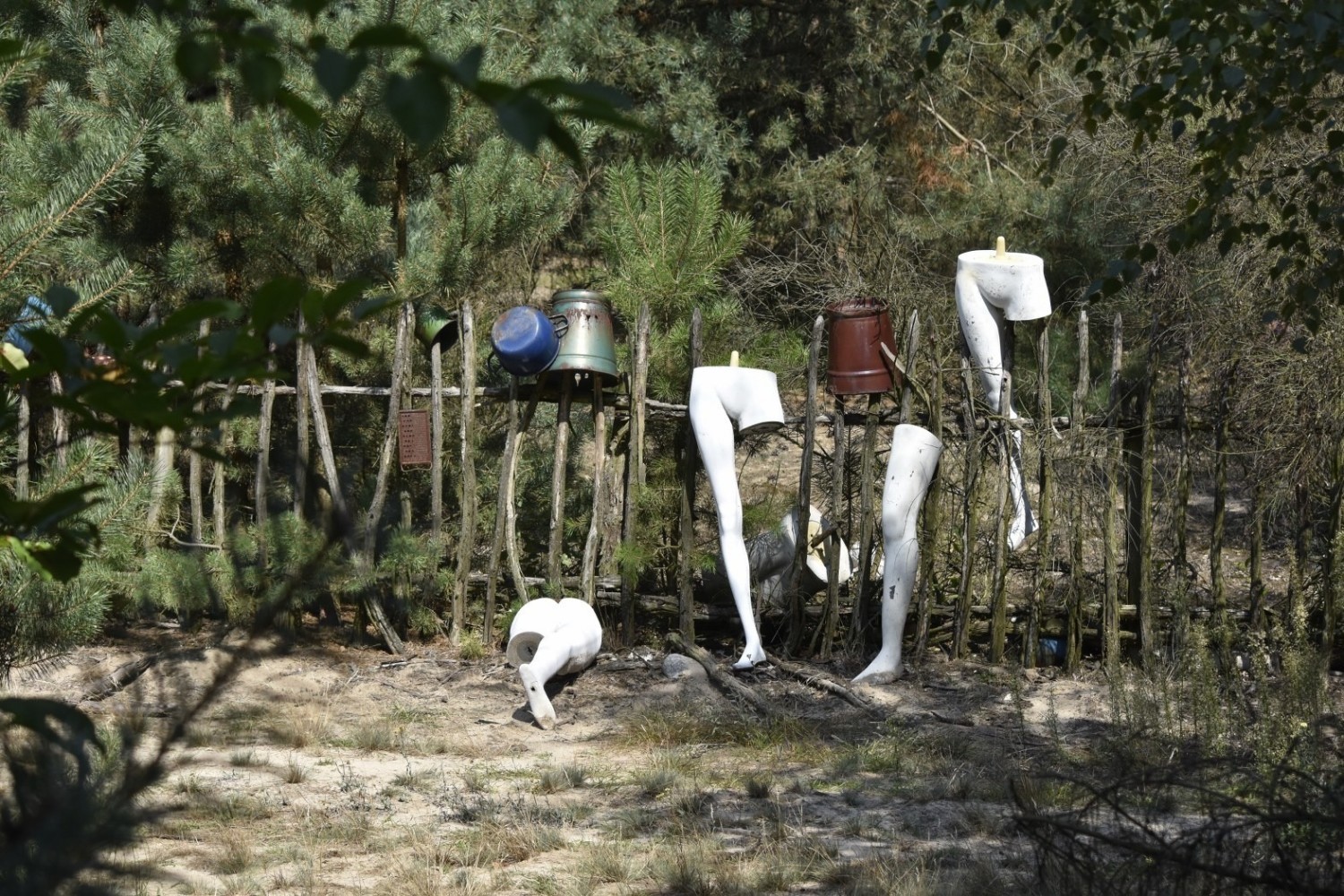Ze ściany wystaje ręka, na sztachetach wśród garnków wiszą urwane nogi, koło drzwi dynda ociekającą krwią głowa, a przy ścianie leży korpus Świętego Mikołaja