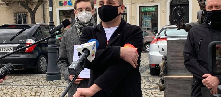 Działacze Tęczowej Wiosny walczą o prawa osób LGBT. Złożyli projekty uchwał w 13 miastach w Łódzkiem ZDJĘCIA, FILM