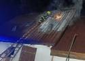 Pożar poddasza domu w Trzepowie. Strażacy z 6 jednostek gasili pożar