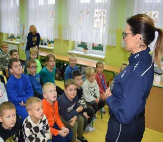 Policjanci przeprowadzili cenną lekcję z pierwszoklasistami szkoły w Strzelnie