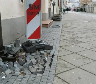 Dziura na Rynku w Opolu straszy od kilku miesięcy. Interwencja czytelników nto