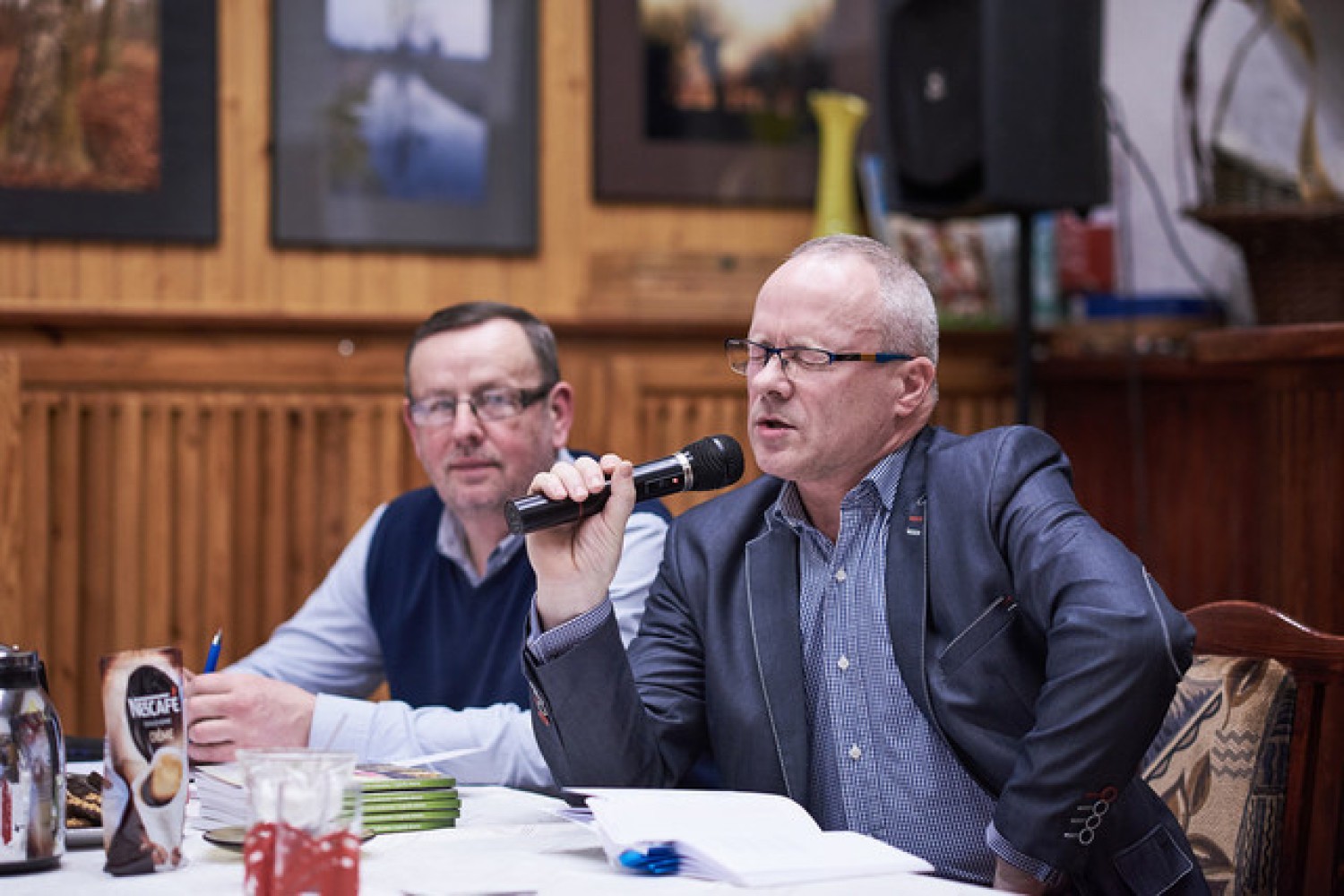 W kawiarni Gminnego Ośrodka Kultury zorganizowano wieczór autorski z Jerzym Ferchowem