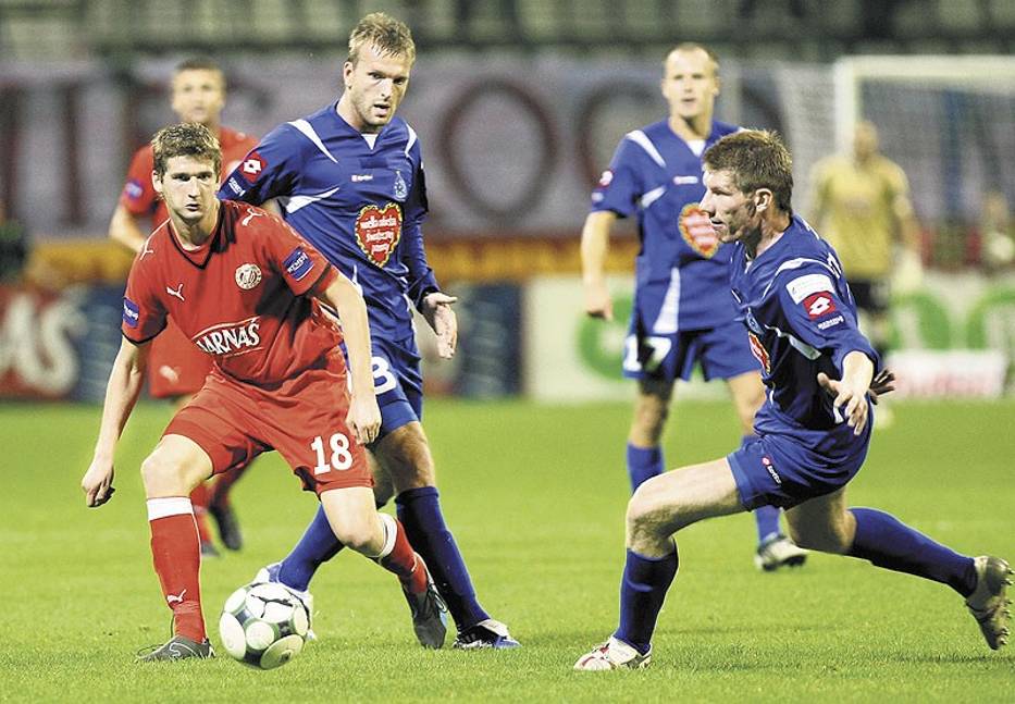 O piłkę walczą Mindaugas Panka (z lewej) i były widzewiak Piotr Stawarczyk