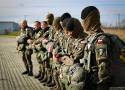 Szkolenie przyszłych komandosów w Lipowej. Za nimi skoki ze spadochronem - ZDJĘCIA. Został jeszcze długi i wyczerpujący marsz